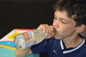 Дети любят газированную воду