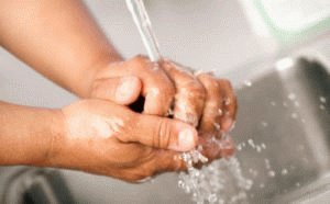 Промойте руки водой