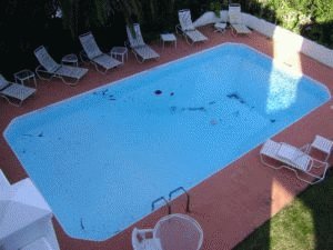 Грязный бассейн