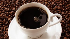 Крепкий кофе в чашке