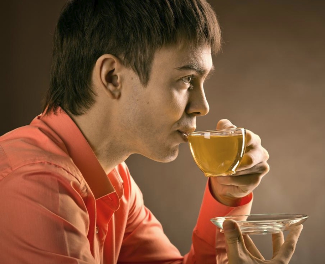 Человек пьёт травяной чай