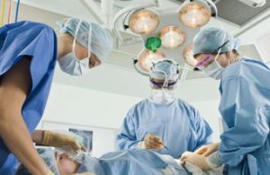 Хирурги проводят аппендэктомию