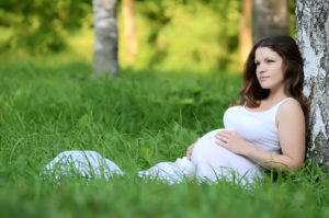 Спокойная беременная женщина