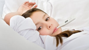 Больной ребёнок в кровати с температурой
