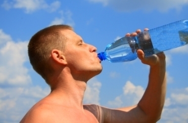 Человек пьёт много воды