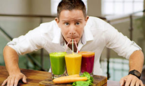 Человек пьёт сок из овощей