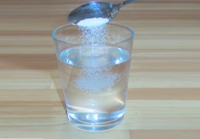 Соль и вода в стакане