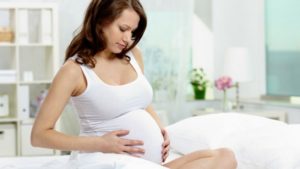Беременная защищает живот