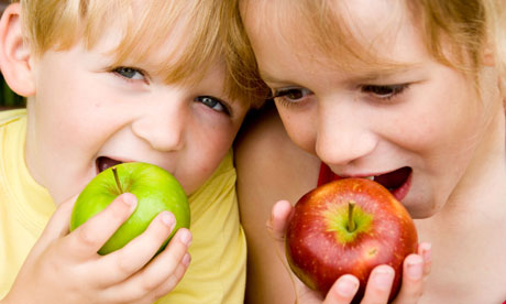 Дети едят яблоки