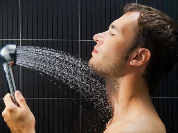 Человек принимает душ